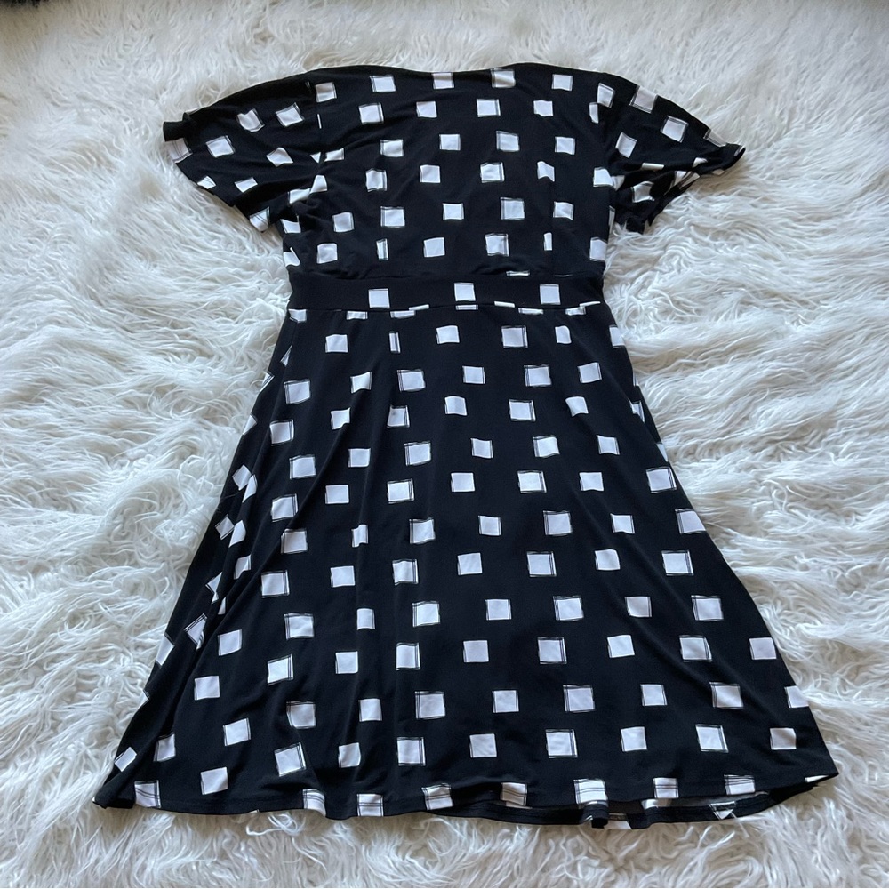 Ann Taylor Black & White Short Sleeve Fit & Flair Faux Wrap Dress - Picture 6 of 8